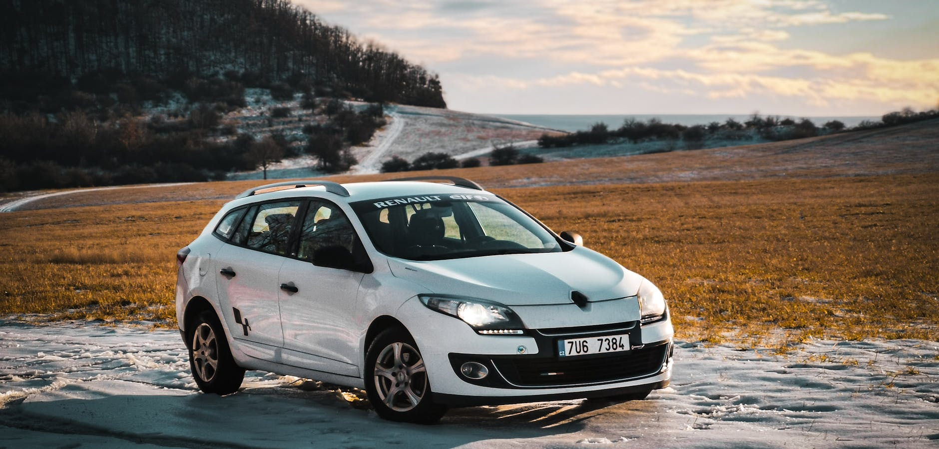 Biały Renault zaparkowany na ośnieżonym polu w Czechach