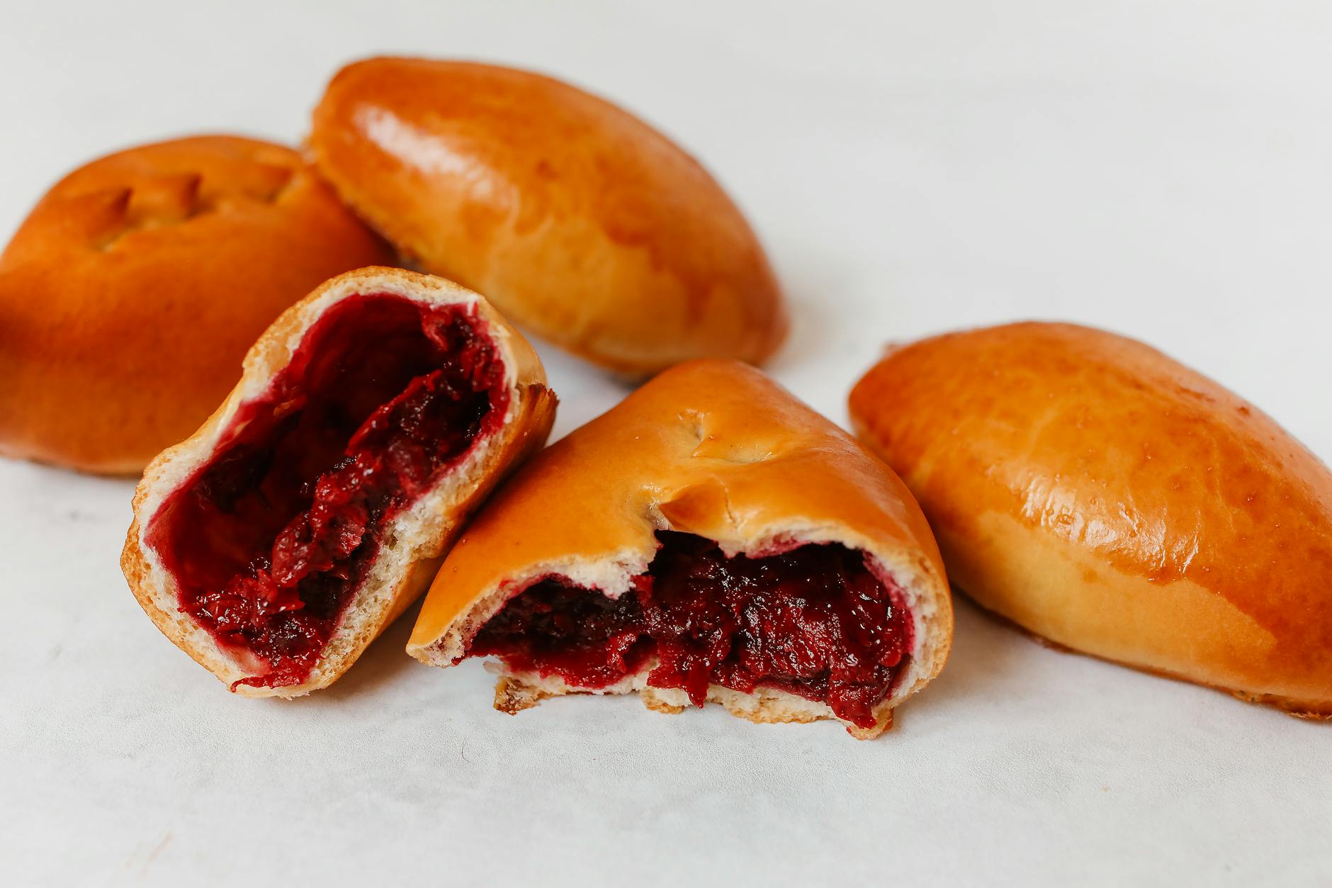 Domowe rosyjskie pirożki z jagodami na białym tle