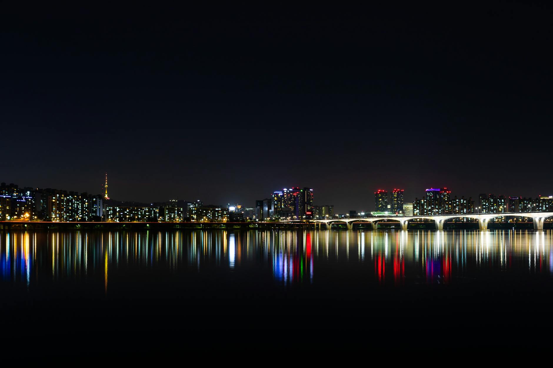 Nocna panorama Seulu odbijająca się w wodach rzeki Han