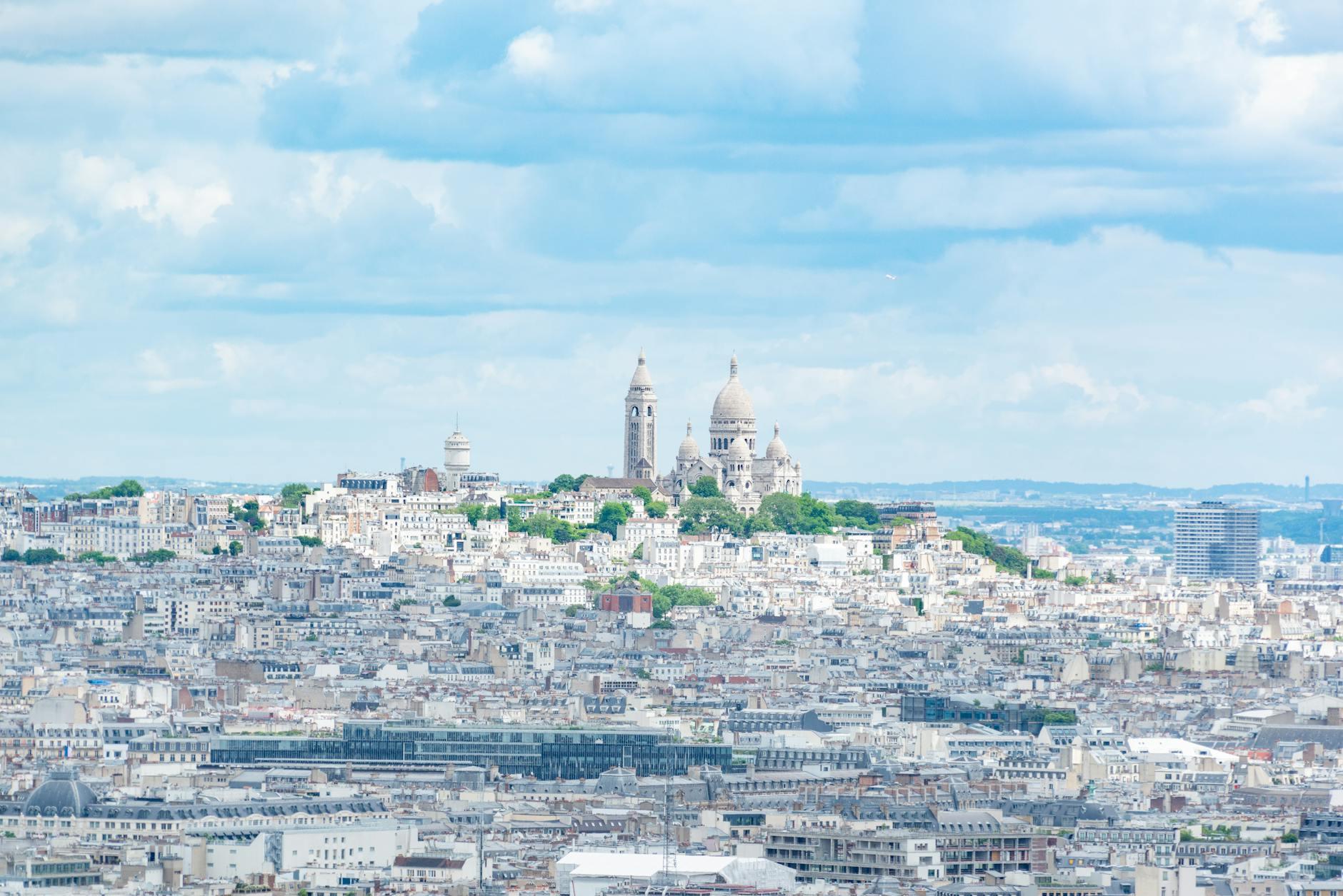 Panorama Montmartre z bazyliką Sacré-Cœur w sercu Paryża