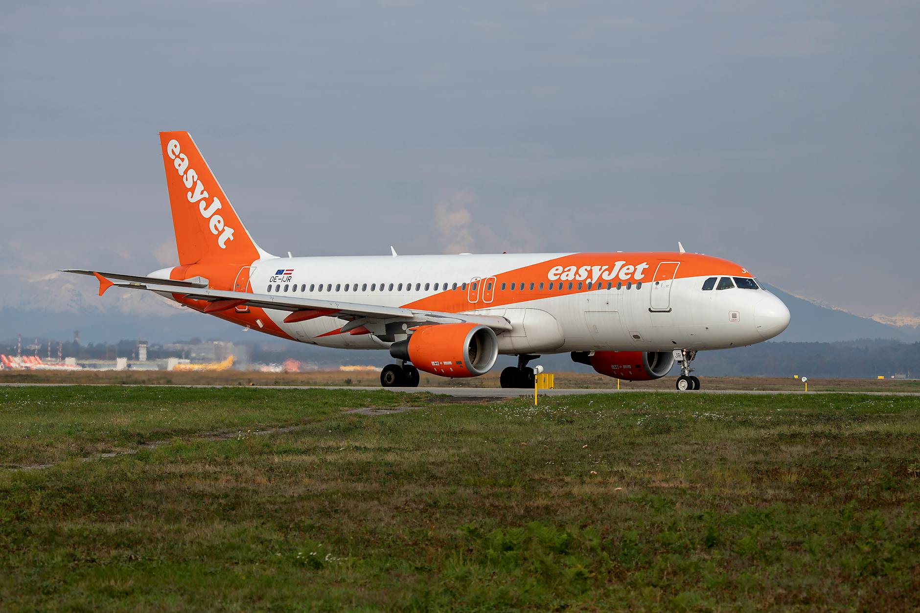 Samolot EasyJet Airbus A320 na płycie lotniska przed odlotem