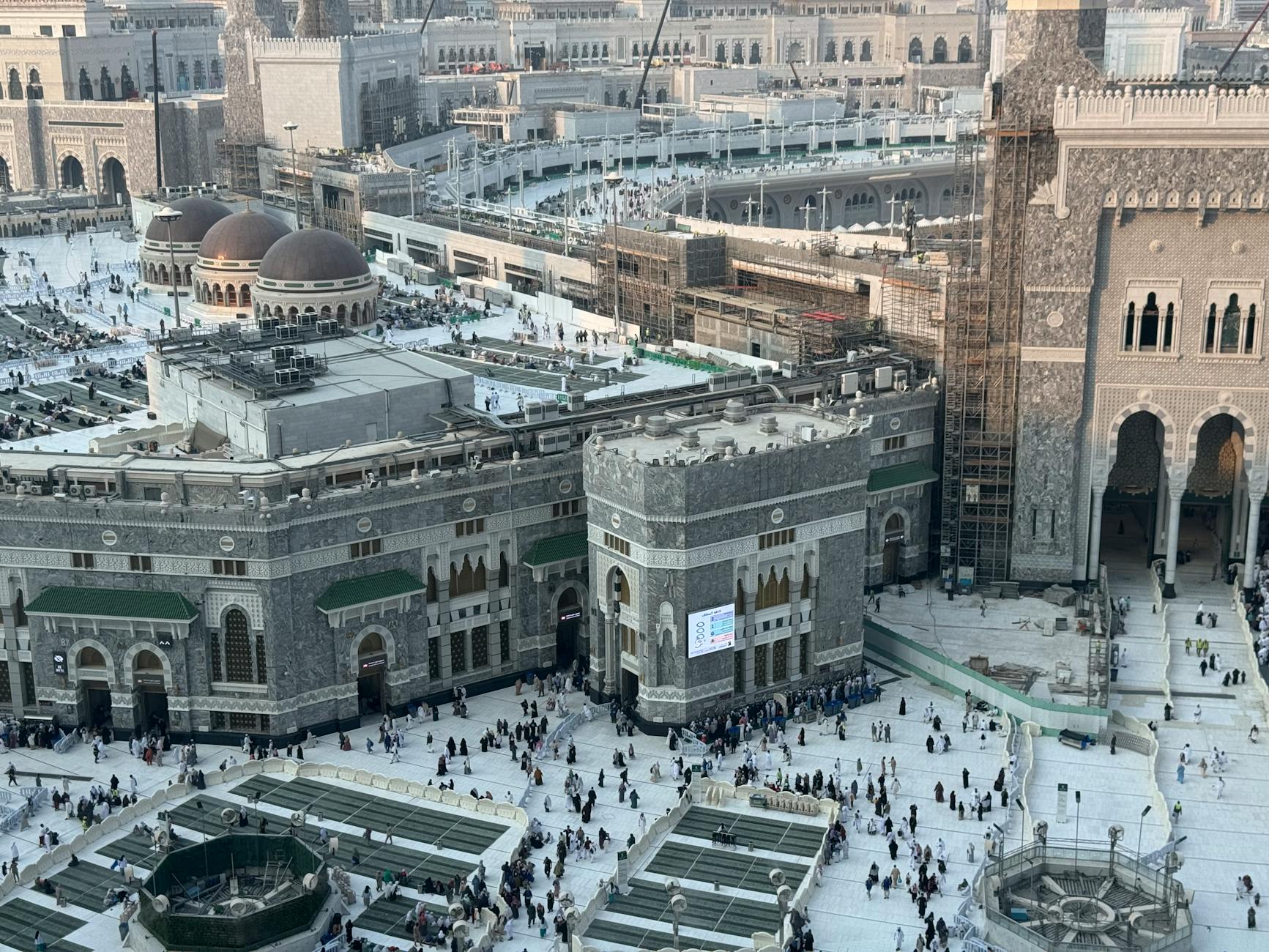 Widok z lotu ptaka na zatłoczony meczet Masjid al-Haram w Mekce