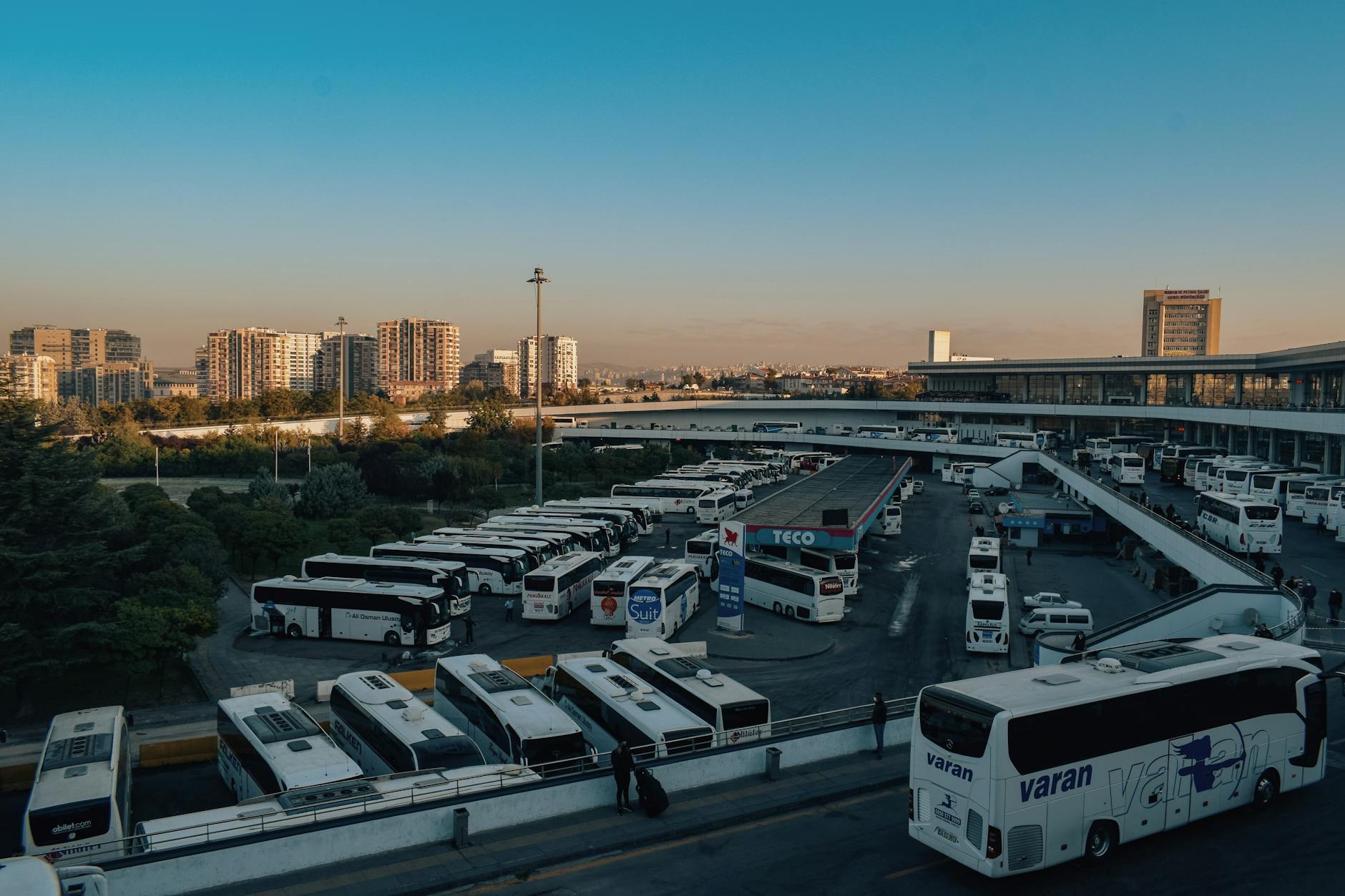 Dworzec autobusów międzymiastowych w Ankarze o zmierzchu