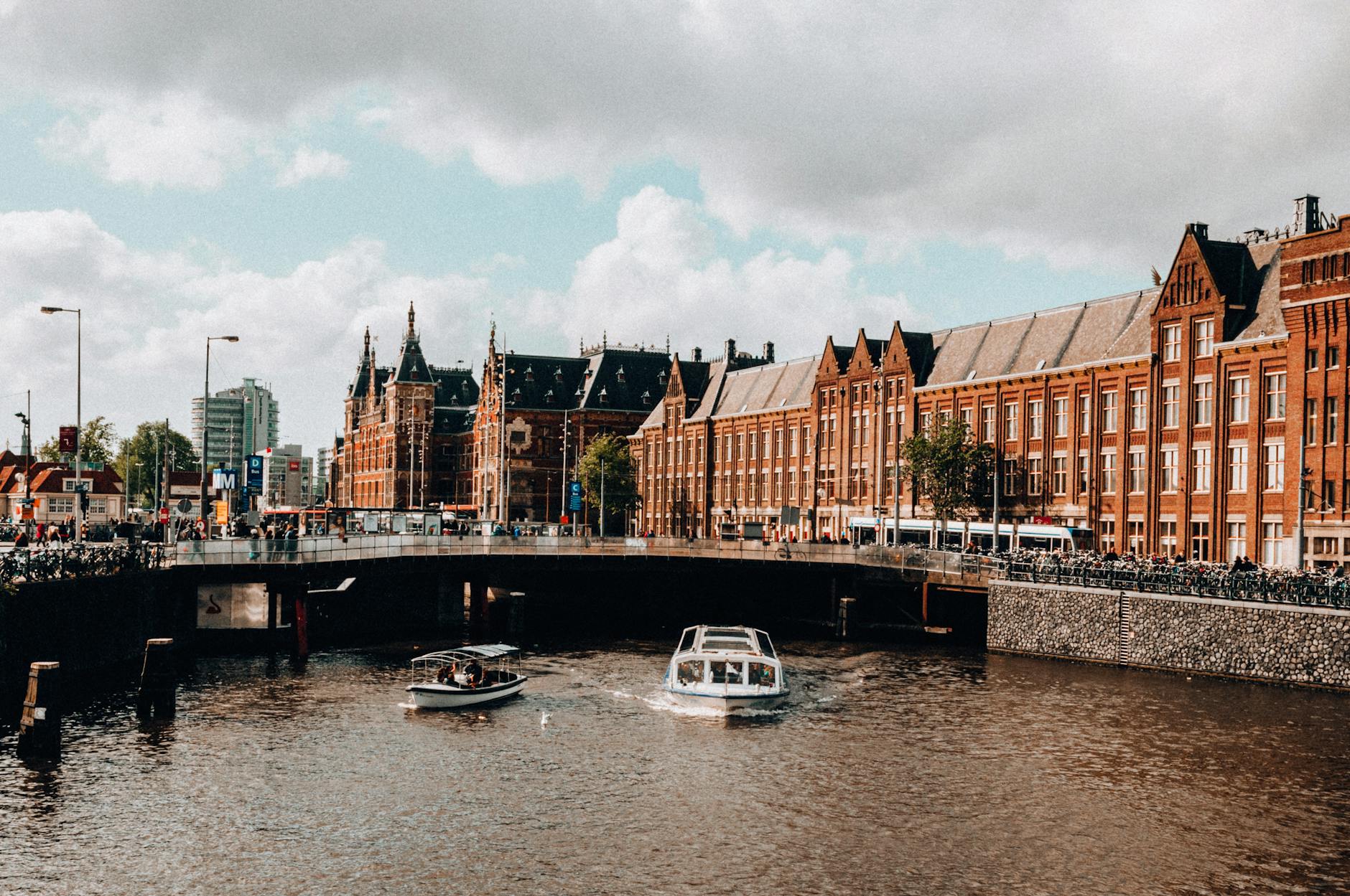 Kanał w Amsterdamie z łodziami i tradycyjną holenderską zabudową