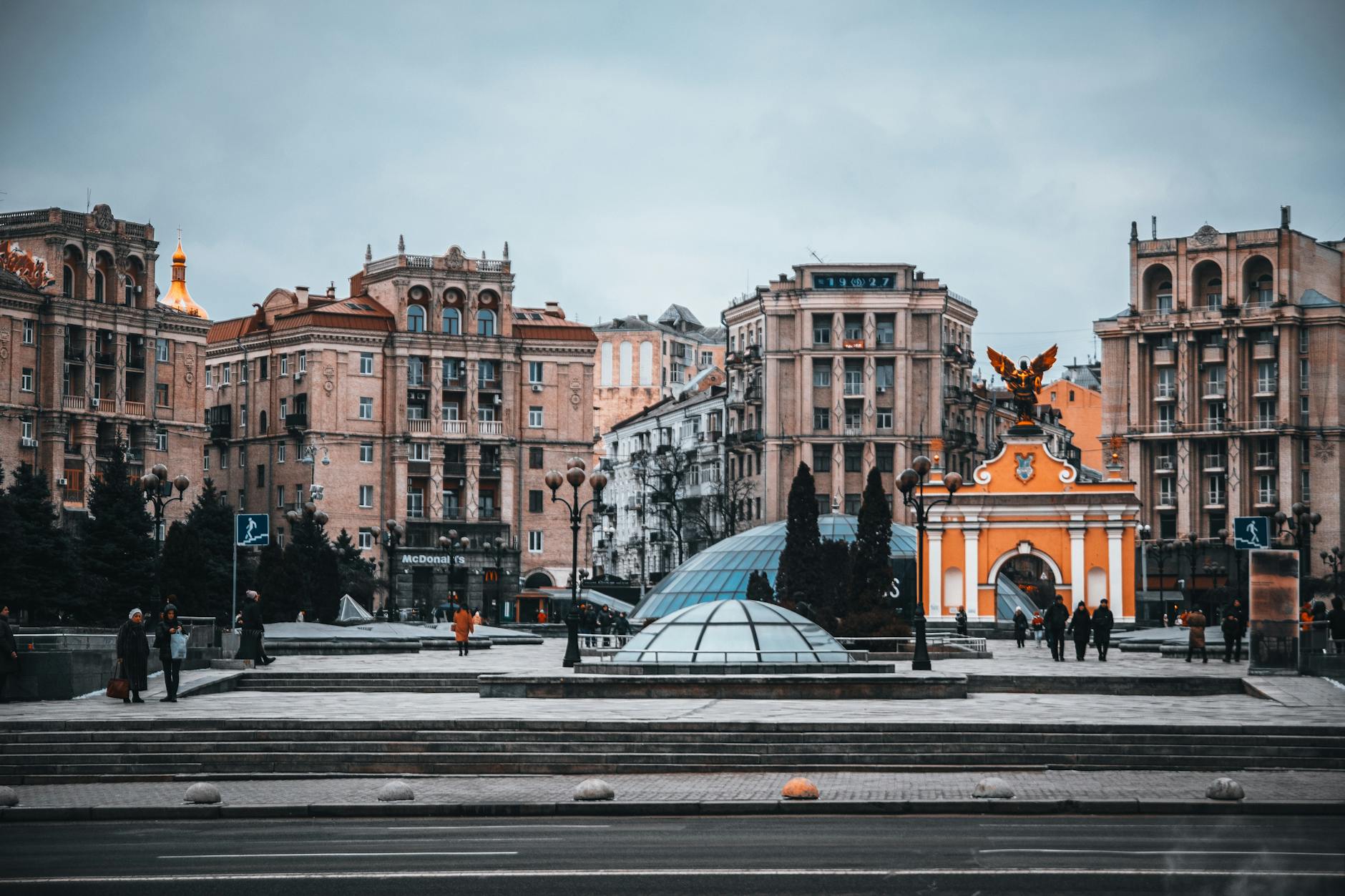 Plac Niepodległości w Kijowie z pomnikiem i otaczającą zabudową