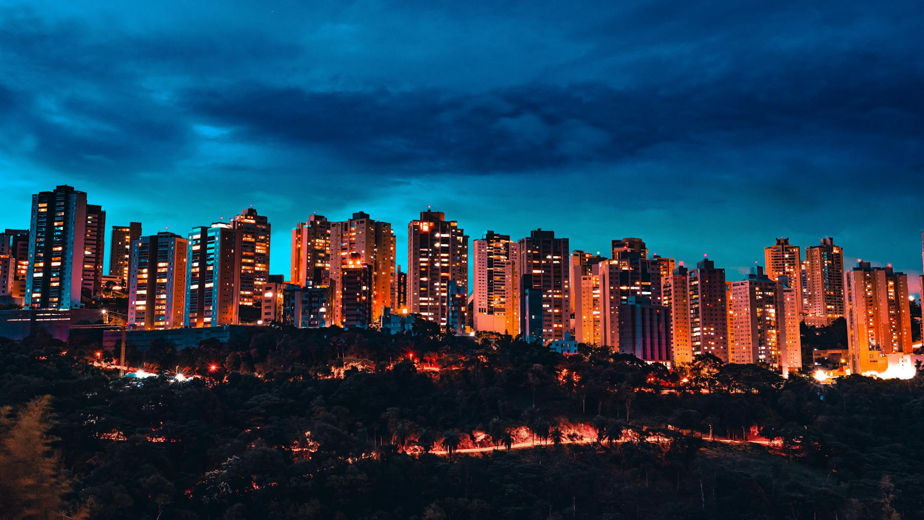 Lima w jeden dzień: co zobaczyć, gdzie zjeść i jak się poruszać Wieżowce centrum Limy nocą, oświetlone na tle dramatycznego nieba