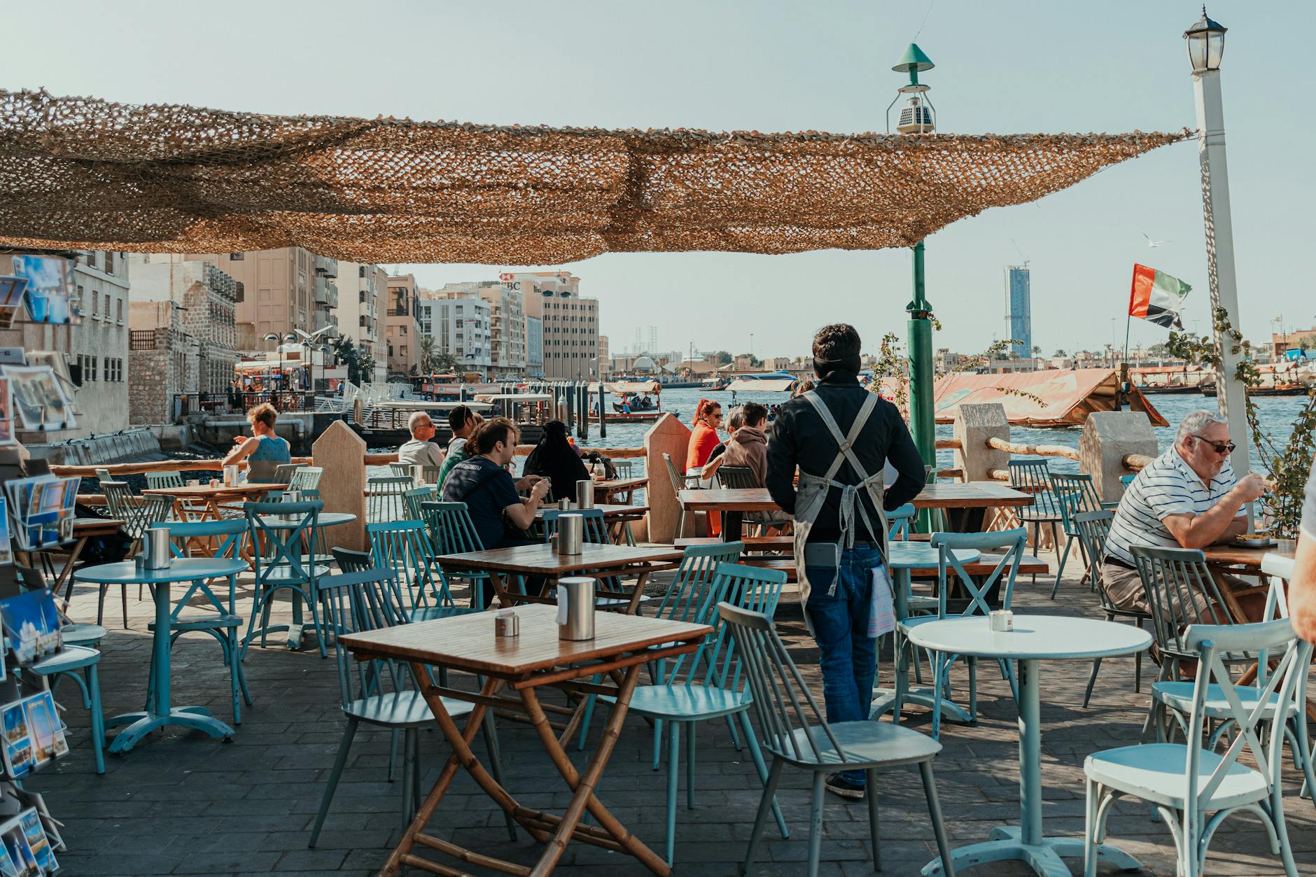 Kawiarnia na świeżym powietrzu nad Dubai Creek z widokiem na nabrzeże