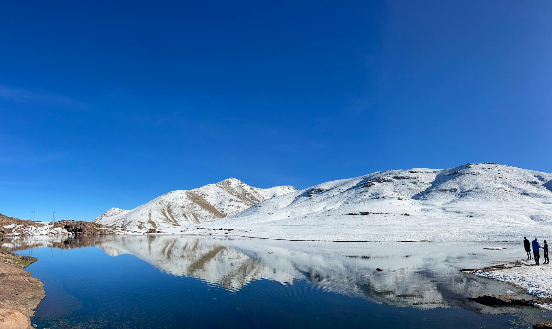 Zimowy krajobraz Oukaimeden w Maroku z ośnieżonymi górami i jeziorem Zimowy krajobraz Oukaimeden w Maroku z ośnieżonymi górami i jeziorem